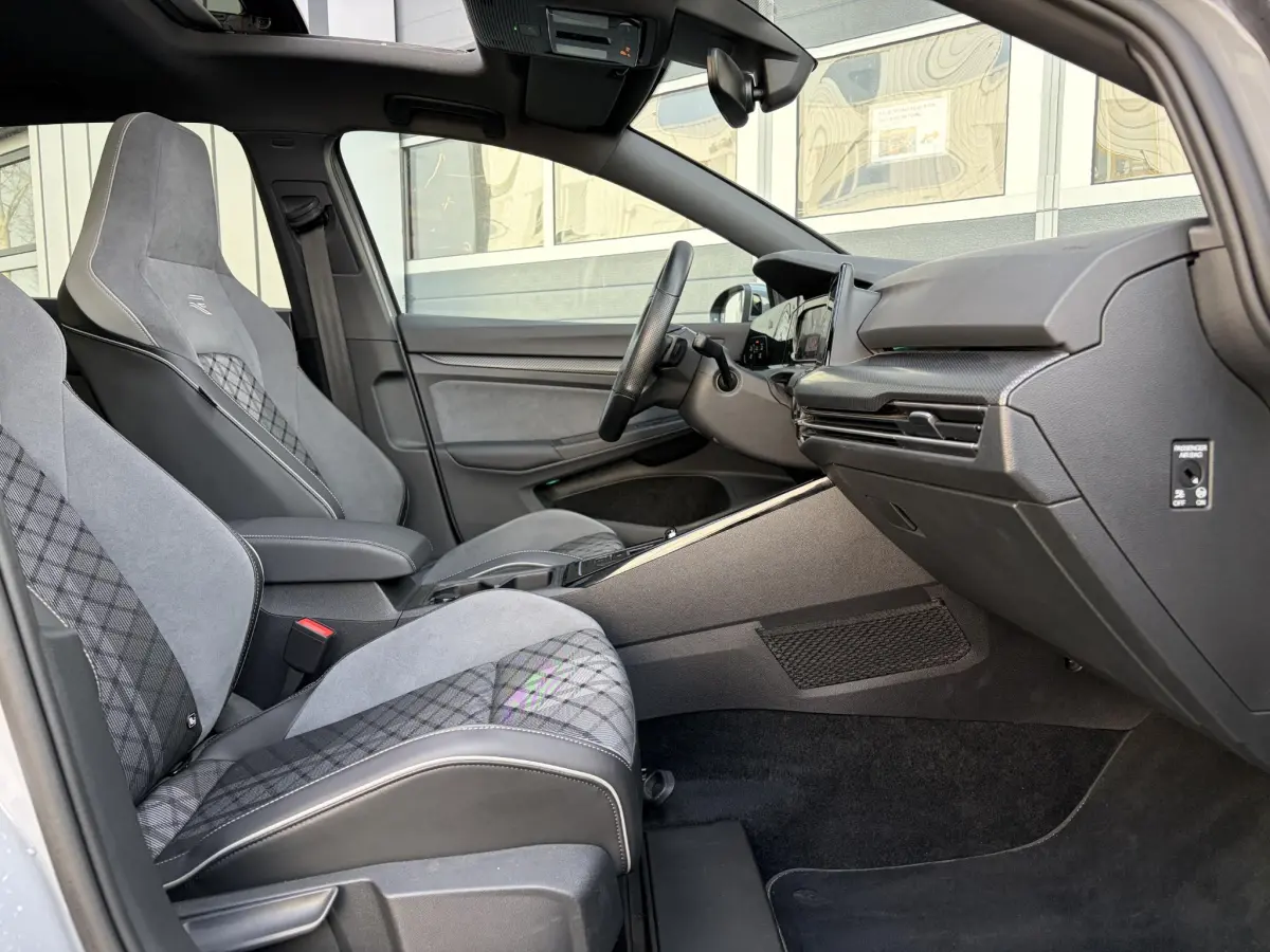 Golf VIII eTSI 110kW R-Line DSG | Pano | LED | Navi | Climate | Camera | Parkeer sensoren |