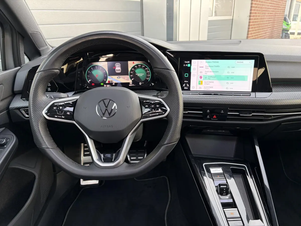 Golf VIII eTSI 110kW R-Line DSG | Pano | LED | Navi | Climate | Camera | Parkeer sensoren |