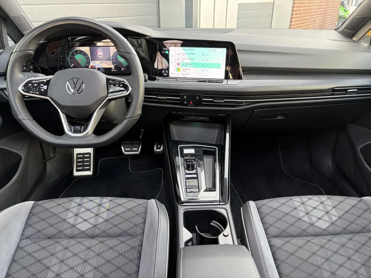 Golf VIII eTSI 110kW R-Line DSG | Pano | LED | Navi | Climate | Camera | Parkeer sensoren |