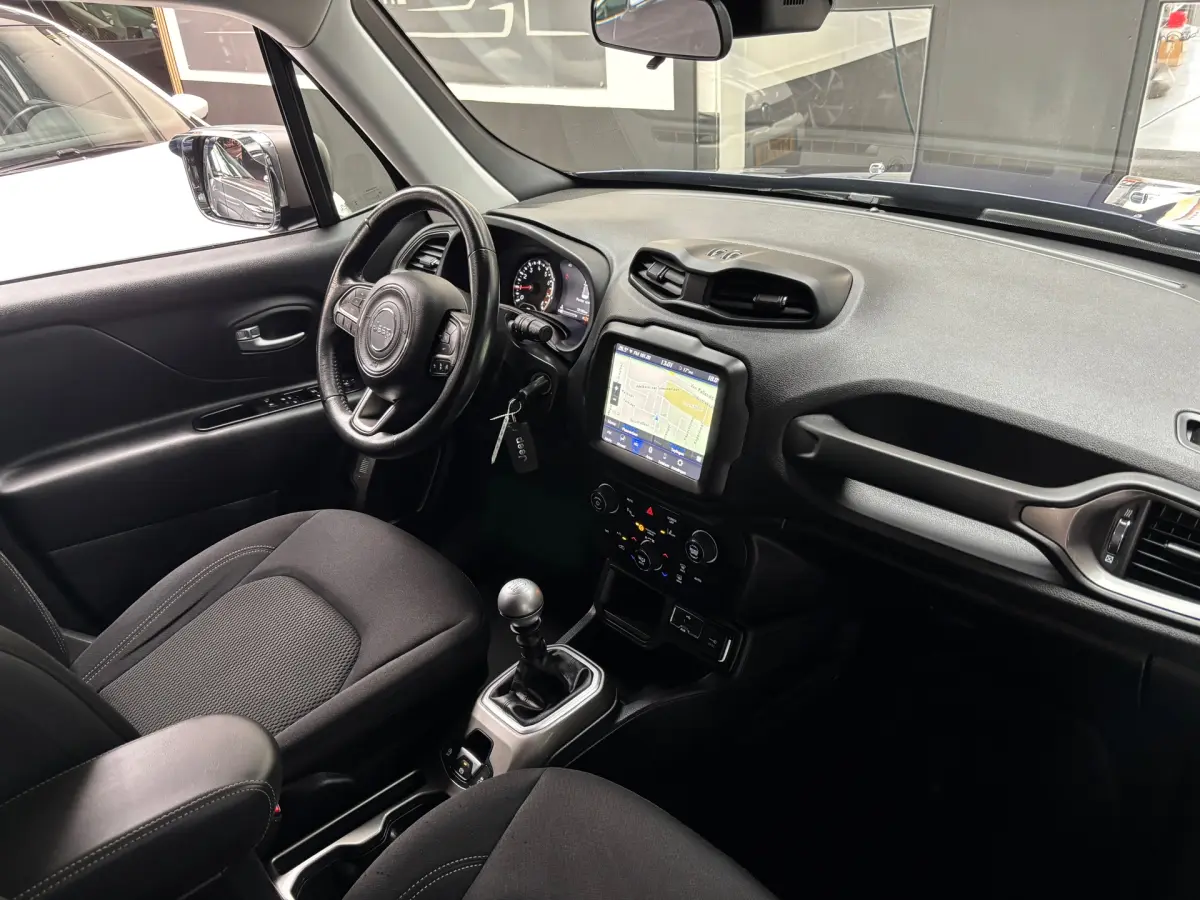 Renegade 1.0T-e Limited / Navigatie