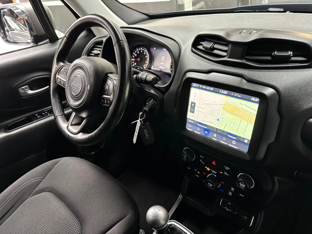 Renegade 1.0T-e Limited / Navigatie