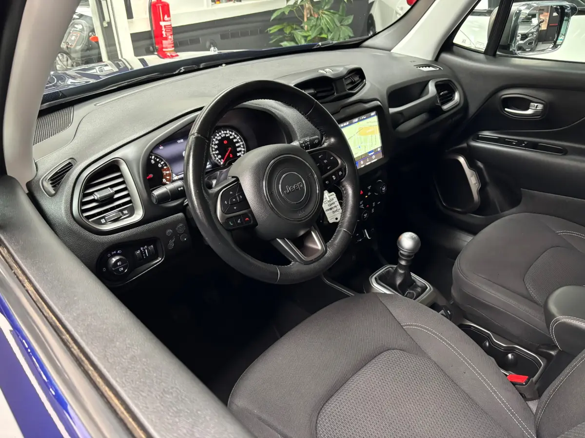 Renegade 1.0T-e Limited / Navigatie