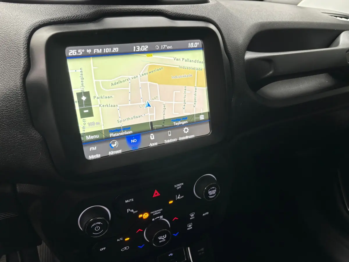 Renegade 1.0T-e Limited / Navigatie