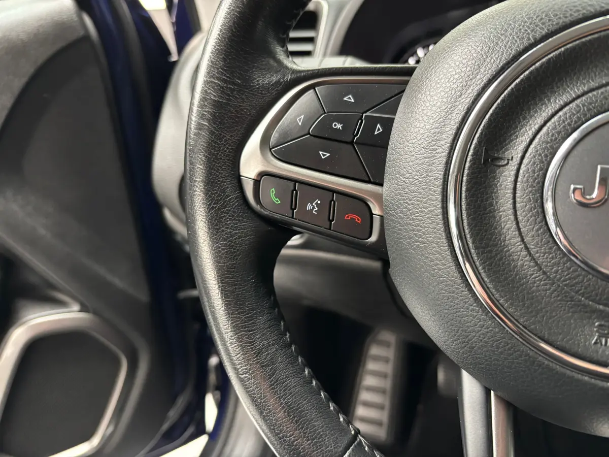 Renegade 1.0T-e Limited / Navigatie