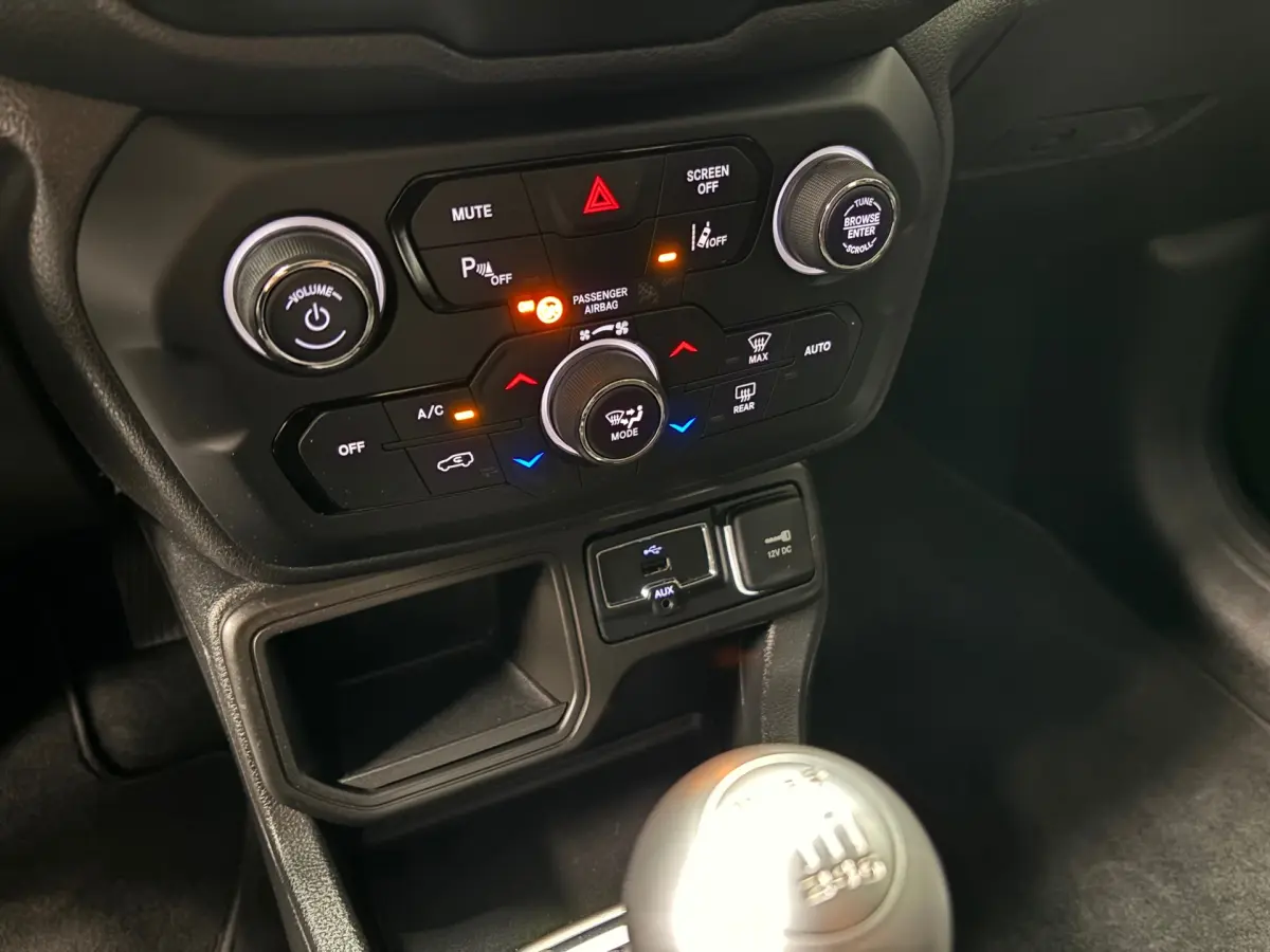 Renegade 1.0T-e Limited / Navigatie
