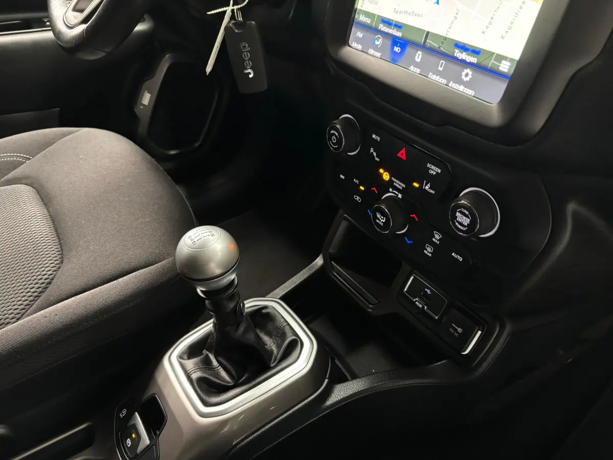 Renegade 1.0T-e Limited / Navigatie