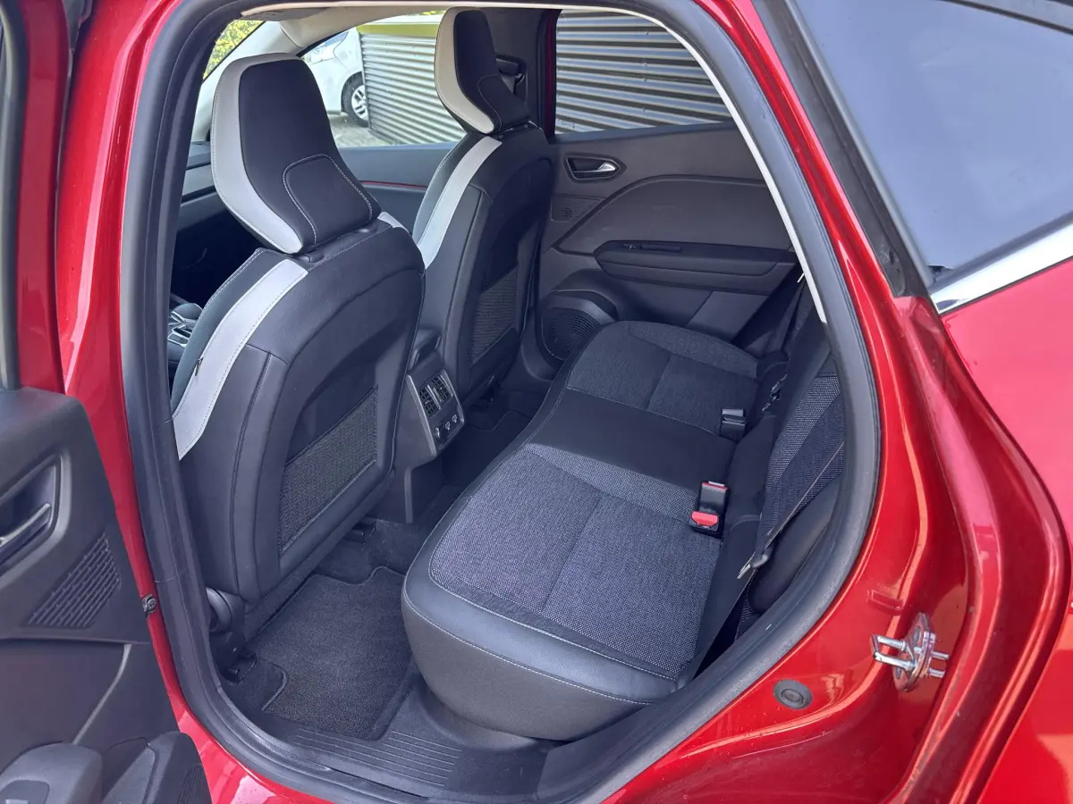 Captur 1.6 E-Tech Plug-in Hybrid 160 Intens Camera, P-sensoren voor, Navigatie, Apple/Android Auto