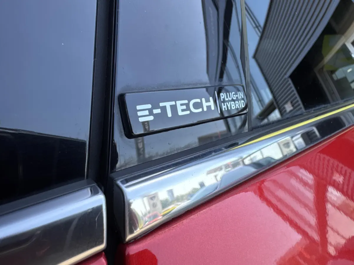 Captur 1.6 E-Tech Plug-in Hybrid 160 Intens Camera, P-sensoren voor, Navigatie, Apple/Android Auto