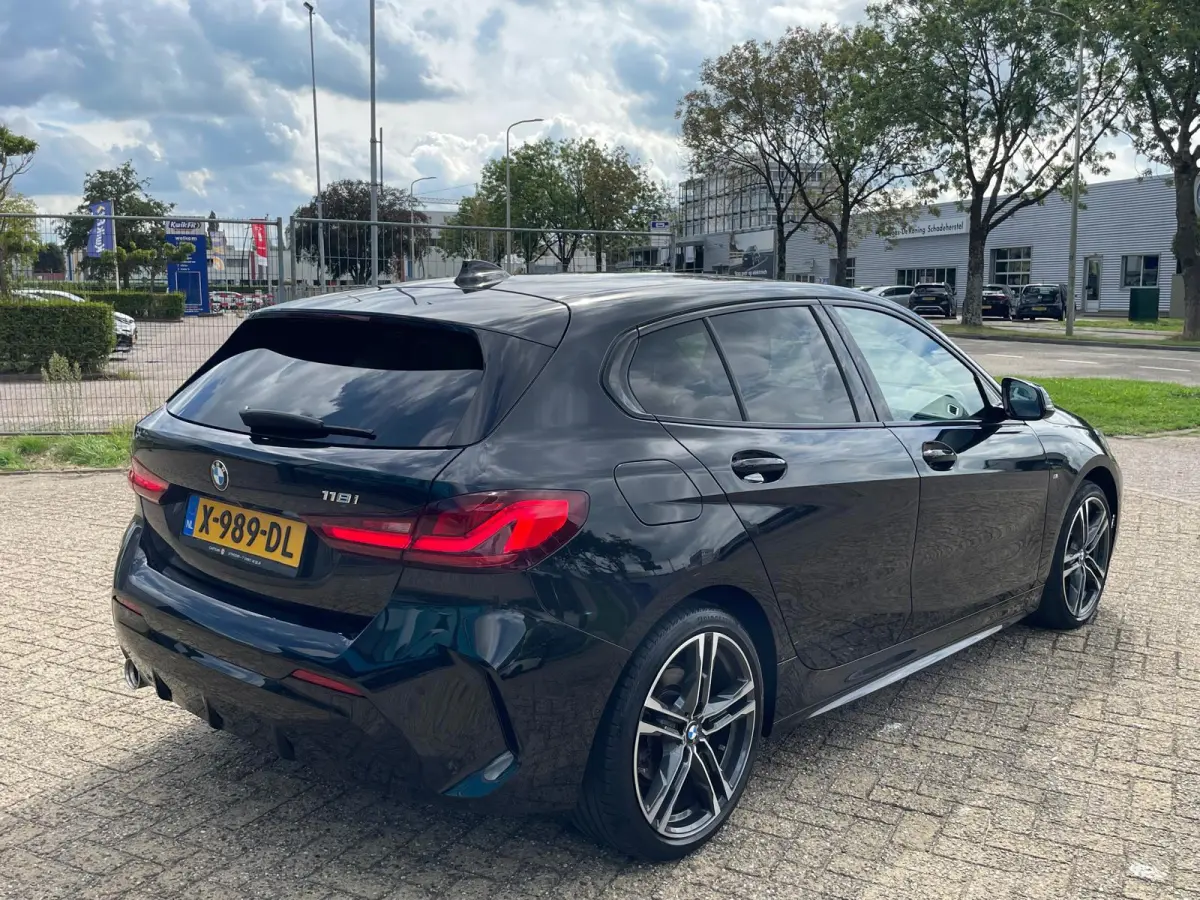 1 Serie 118i Executive M-Sport Nieuw staat !! Dealer onderhouden !!