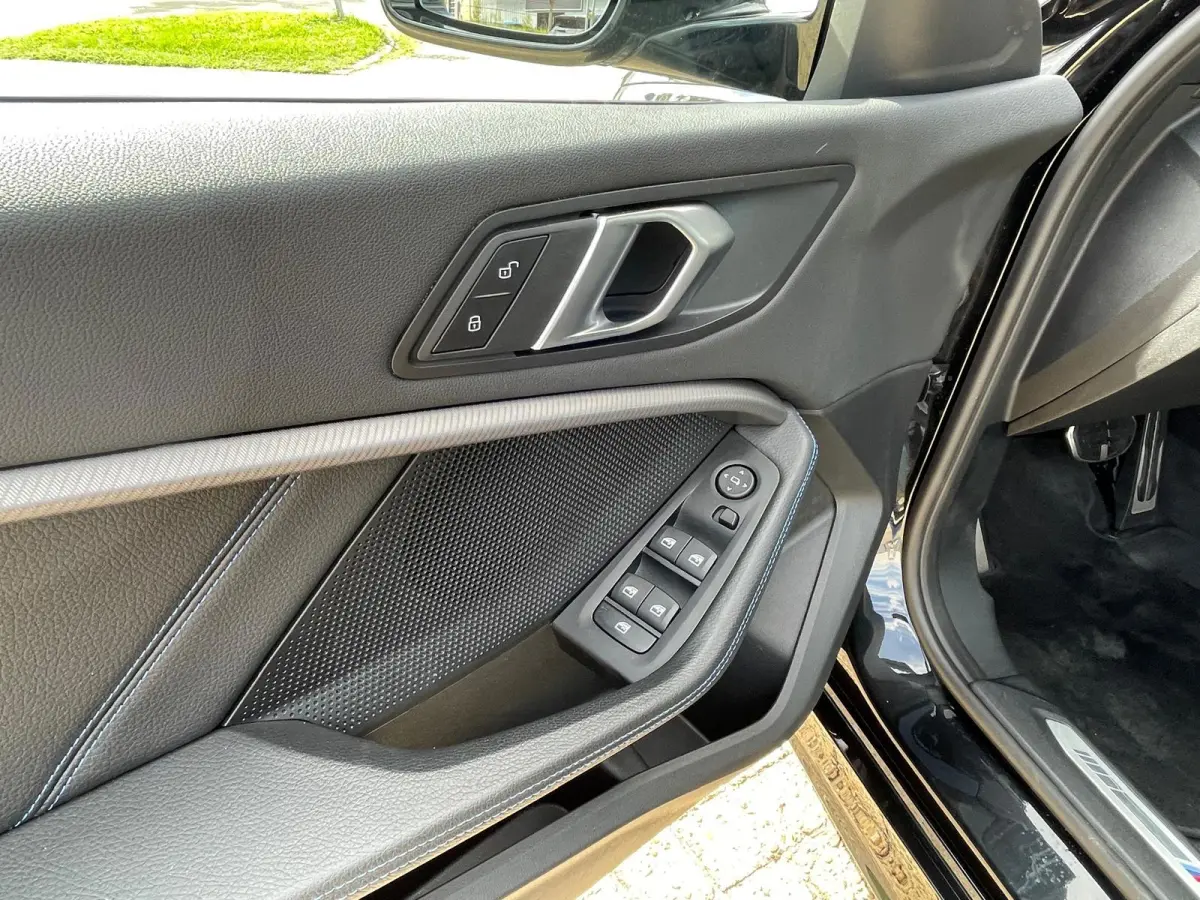1 Serie 118i Executive M-Sport Nieuw staat !! Dealer onderhouden !!
