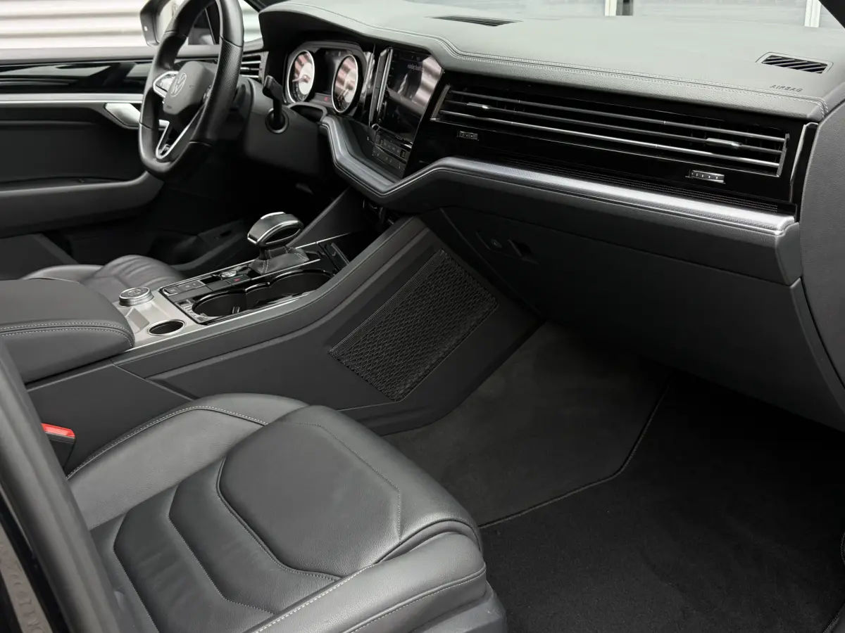 Touareg 3.0 TDI R-Line I Aut. I Grijs Kenteken I Leder I Navi I 57000 km