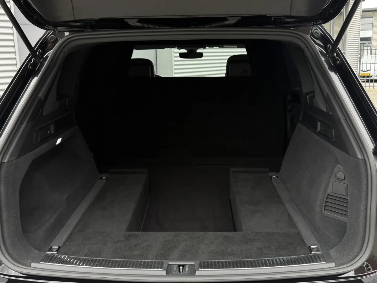 Touareg 3.0 TDI R-Line I Aut. I Grijs Kenteken I Leder I Navi I 57000 km