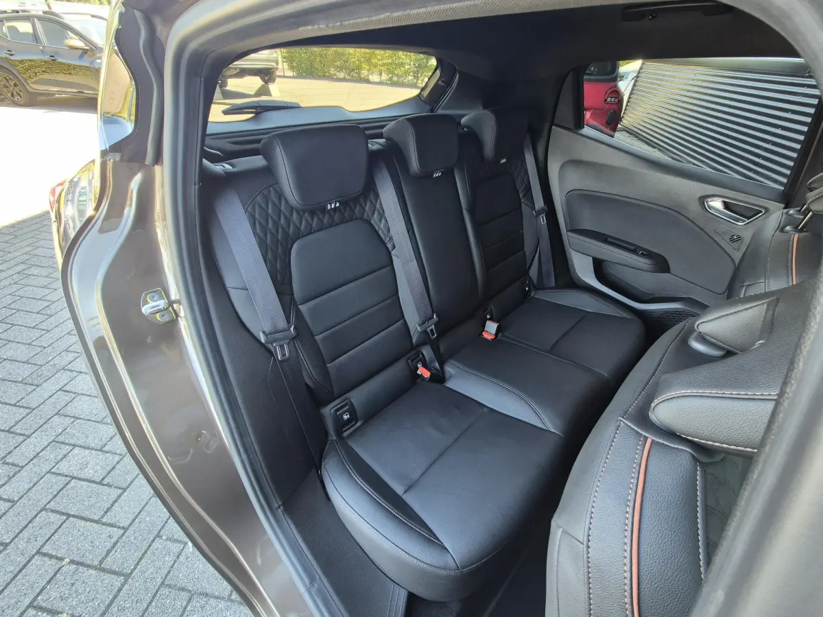 Clio 1.3 TCe 130 EDC AUTOMAAT Initiale Paris EXCLUSIEF Topmodel met o.a. Leer, Stoel- en Stuurverwarming,