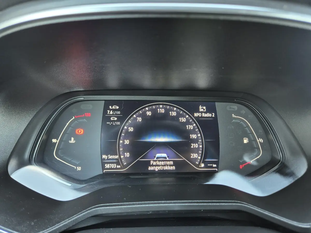Clio 1.3 TCe 130 EDC AUTOMAAT Initiale Paris EXCLUSIEF Topmodel met o.a. Leer, Stoel- en Stuurverwarming,