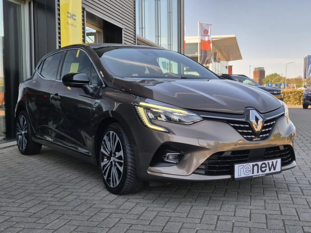 Clio 1.3 TCe 130 EDC AUTOMAAT Initiale Paris EXCLUSIEF Topmodel met o.a. Leer, Stoel- en Stuurverwarming,