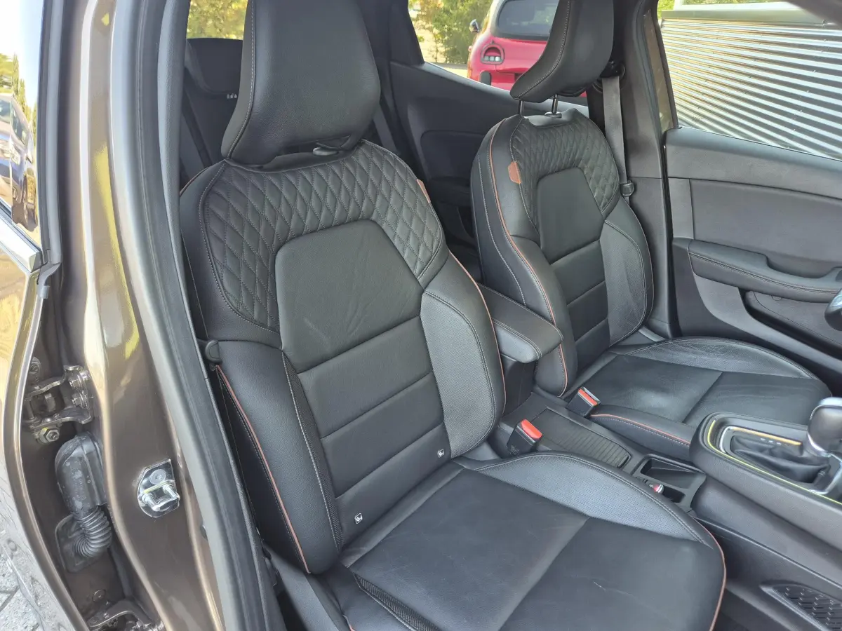 Clio 1.3 TCe 130 EDC AUTOMAAT Initiale Paris EXCLUSIEF Topmodel met o.a. Leer, Stoel- en Stuurverwarming,