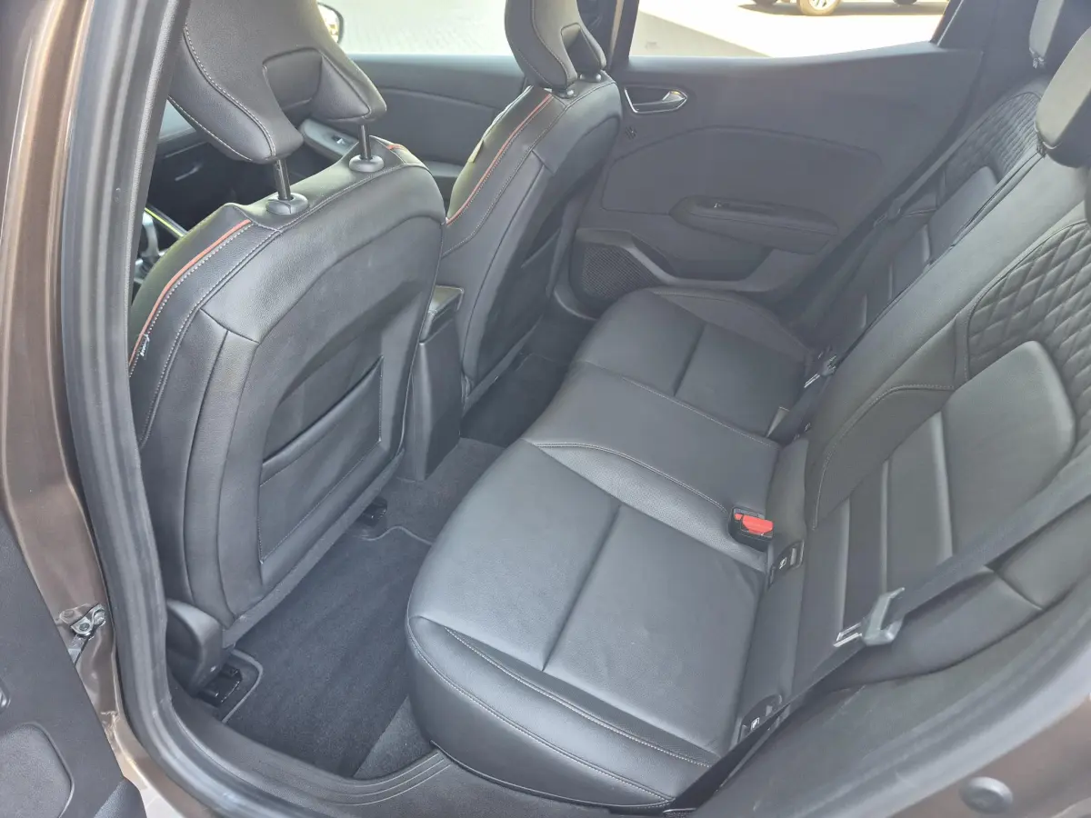 Clio 1.3 TCe 130 EDC AUTOMAAT Initiale Paris EXCLUSIEF Topmodel met o.a. Leer, Stoel- en Stuurverwarming,