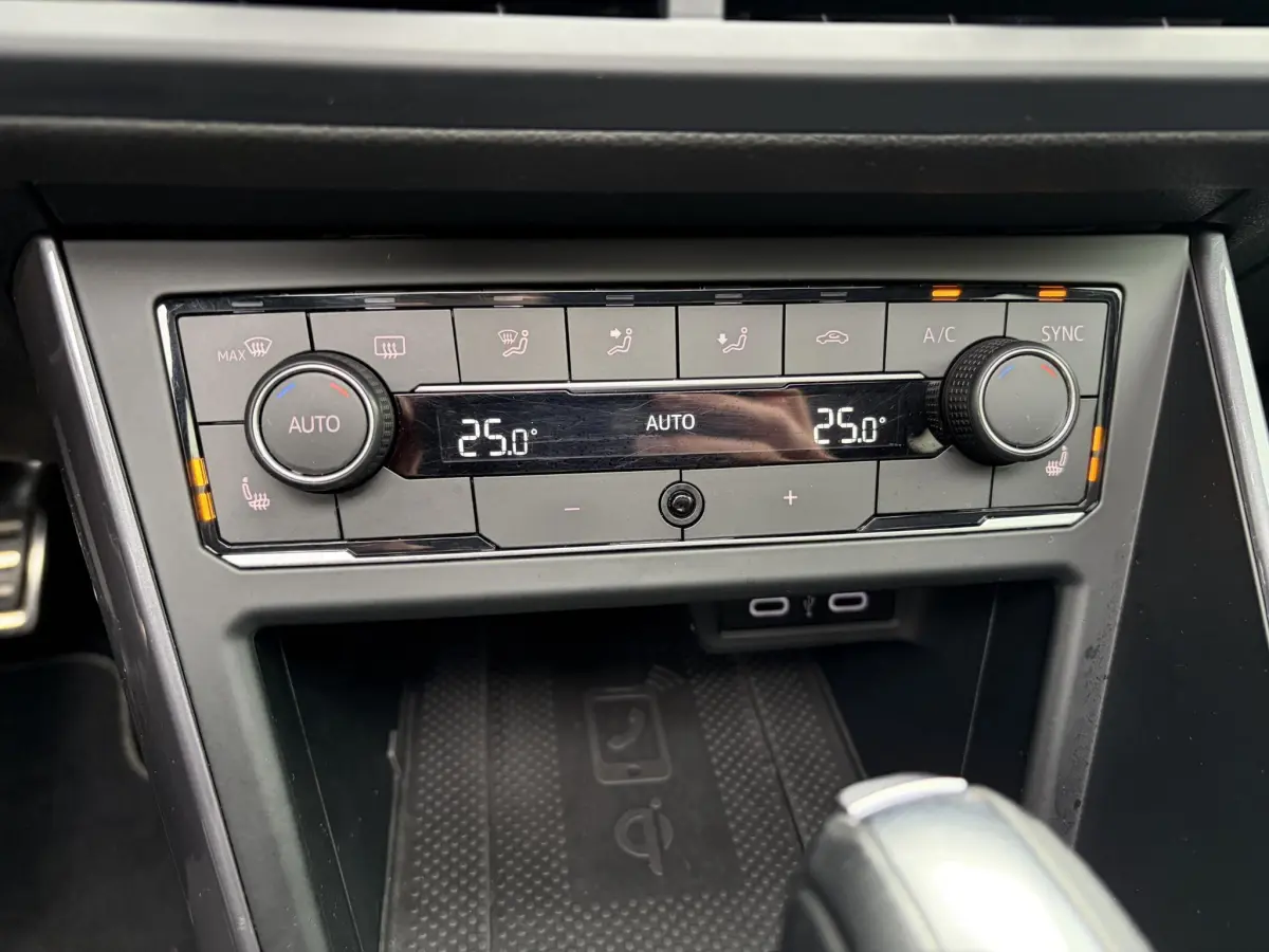Polo 1.5 TSI Highline Business 3x R-Line | Pano | CarPlay | Keyless | Camera | LED | Parkeer sensoren |
