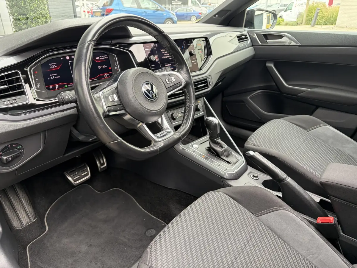 Polo 1.5 TSI Highline Business 3x R-Line | Pano | CarPlay | Keyless | Camera | LED | Parkeer sensoren |