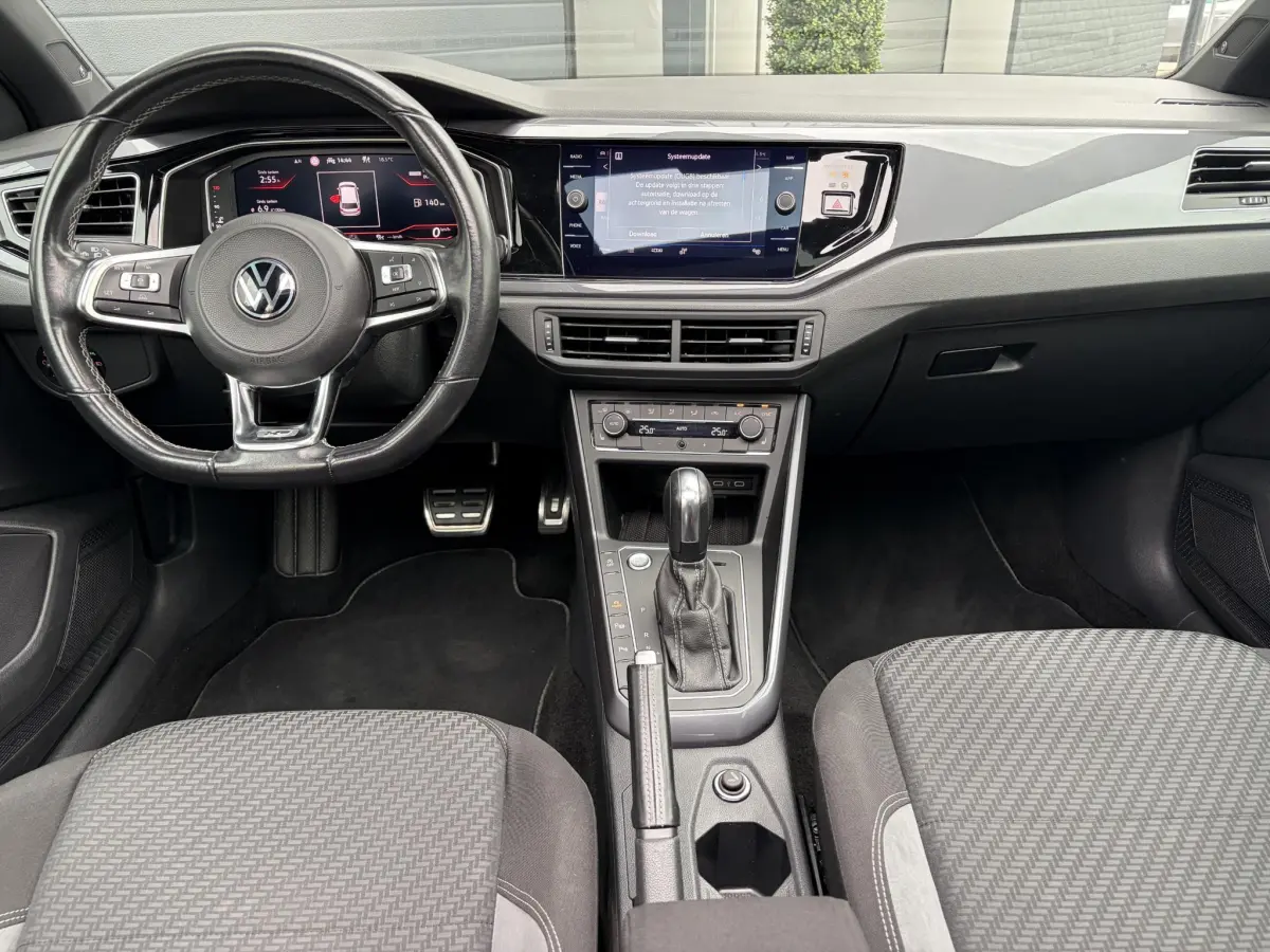 Polo 1.5 TSI Highline Business 3x R-Line | Pano | CarPlay | Keyless | Camera | LED | Parkeer sensoren |