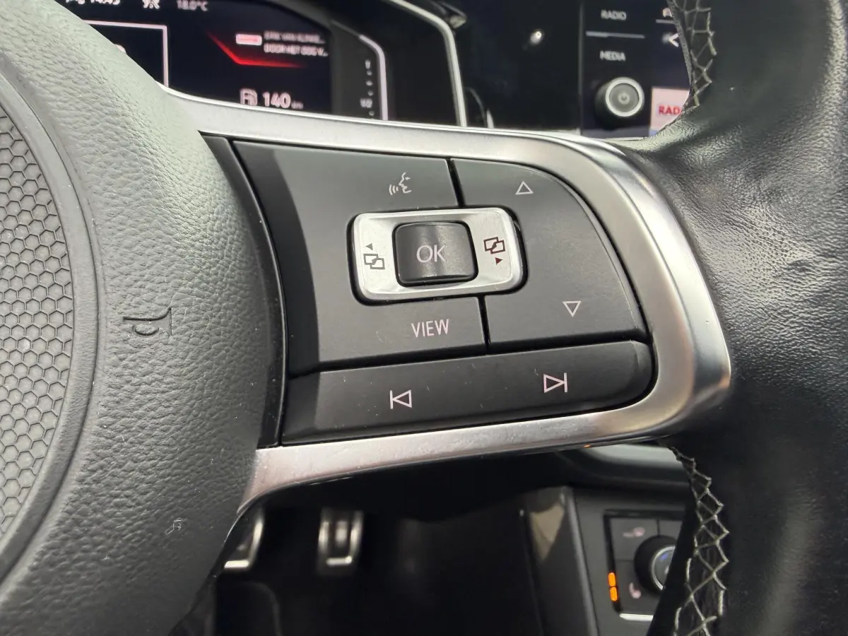 Polo 1.5 TSI Highline Business 3x R-Line | Pano | CarPlay | Keyless | Camera | LED | Parkeer sensoren |