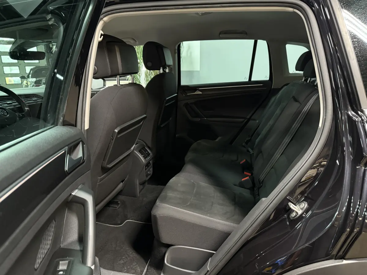 Tiguan 1.4 TSI ACT Highline Business R exterieur // 19 inch // virtual dash
