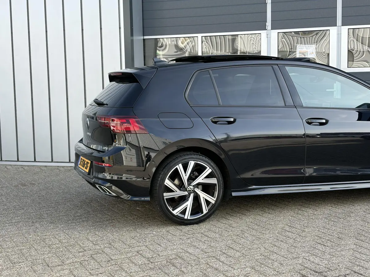 Golf 1.5 eTSI R-Line Business | Panoramadak | Keyless | Stoel verwarming | Camera |