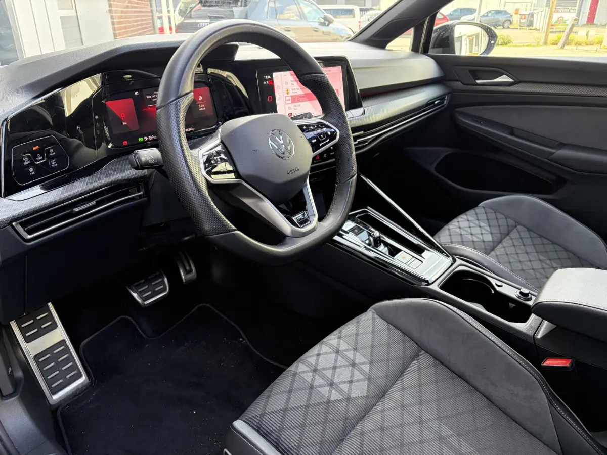 Golf 1.5 eTSI R-Line Business | Panoramadak | Keyless | Stoel verwarming | Camera |