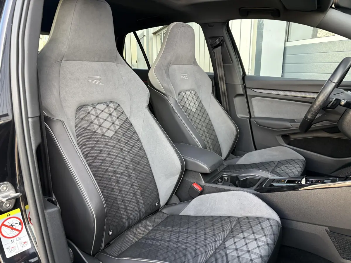 Golf 1.5 eTSI R-Line Business | Panoramadak | Keyless | Stoel verwarming | Camera |