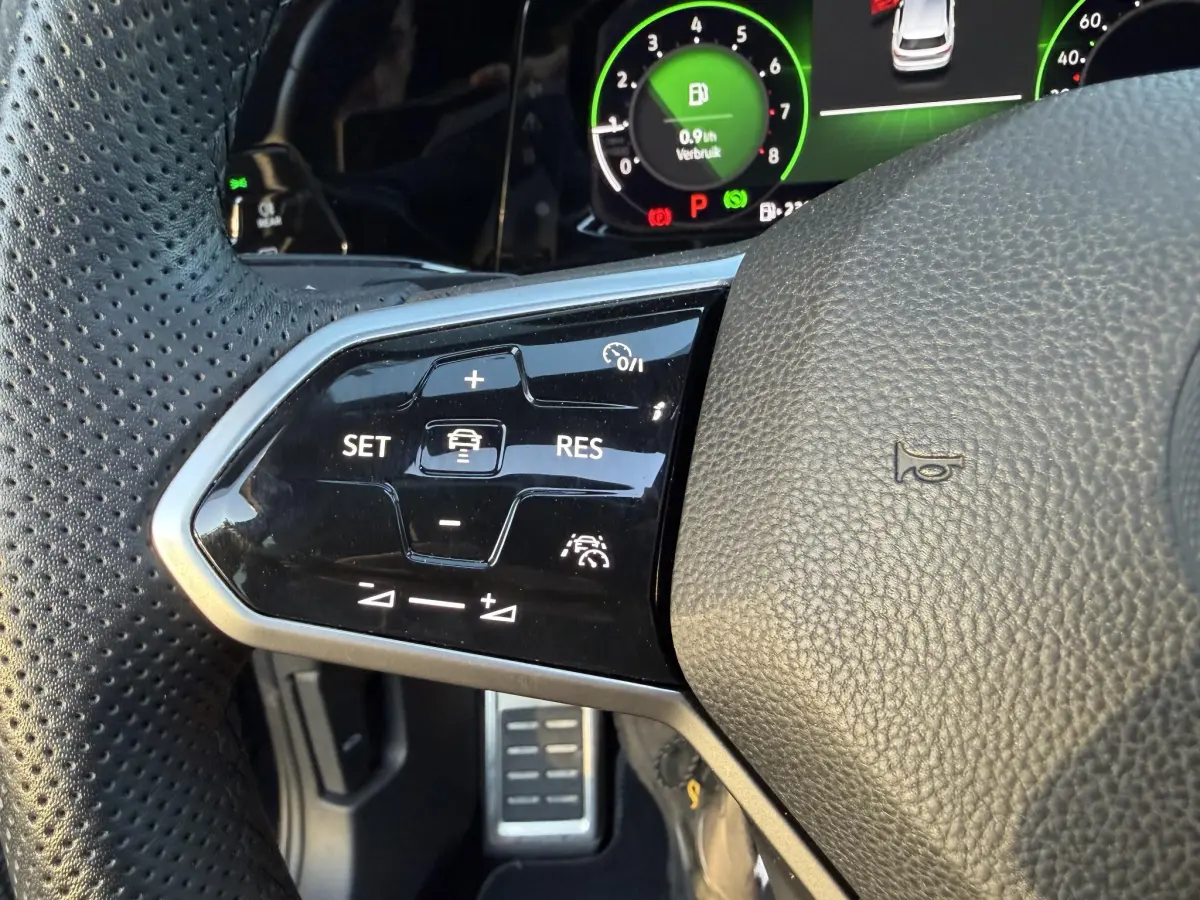 Golf 1.5 eTSI R-Line | Pano | LED | Stoel verwarming | 3x R-Line | Camera |