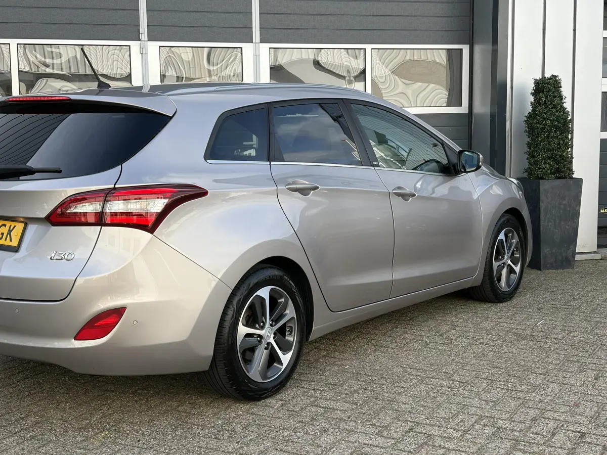 i30 Wagon 1.6 GDi Comfort | Parkeer sensoren | Stoel verwarming | Climate | Airco |