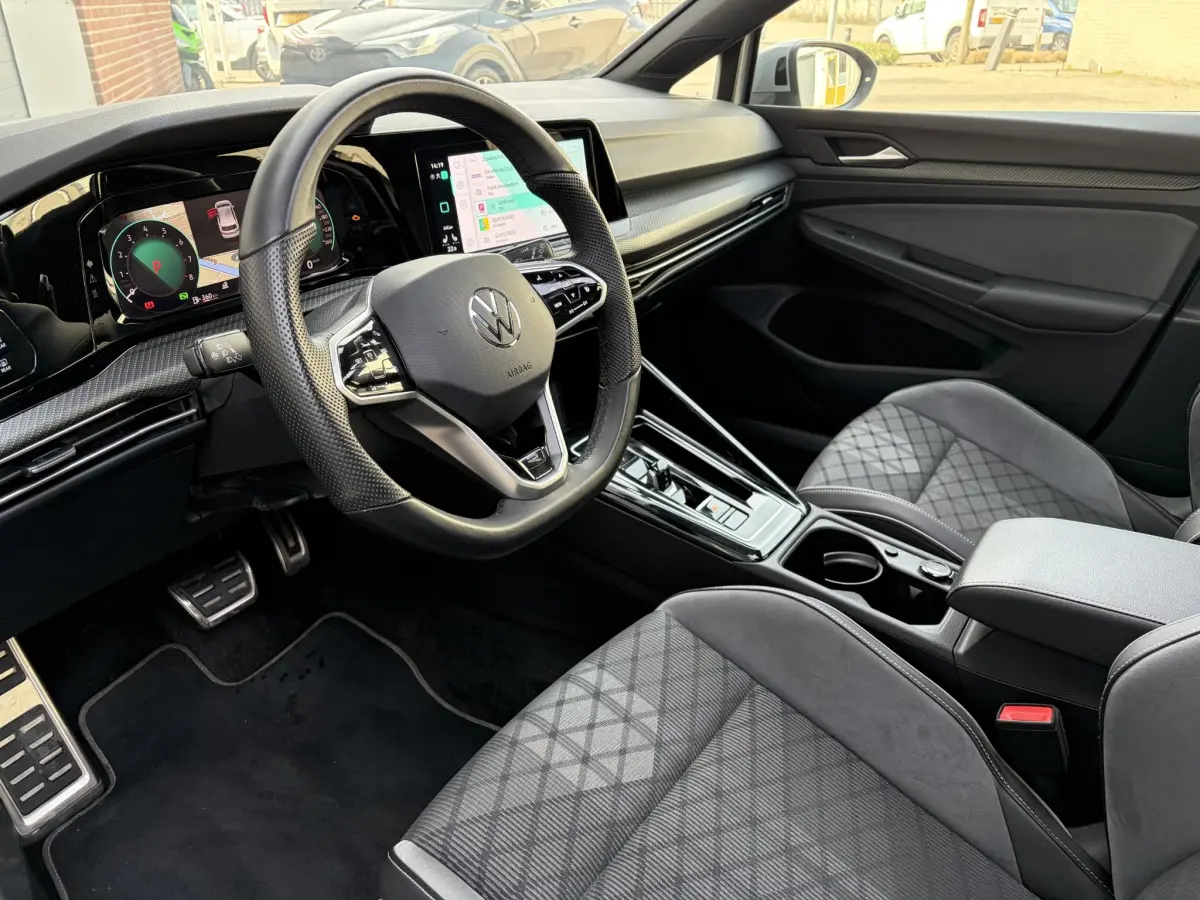 Golf VIII eTSI 110kW R-Line DSG | Pano | LED | Navi | Climate | Camera | Parkeer sensoren |
