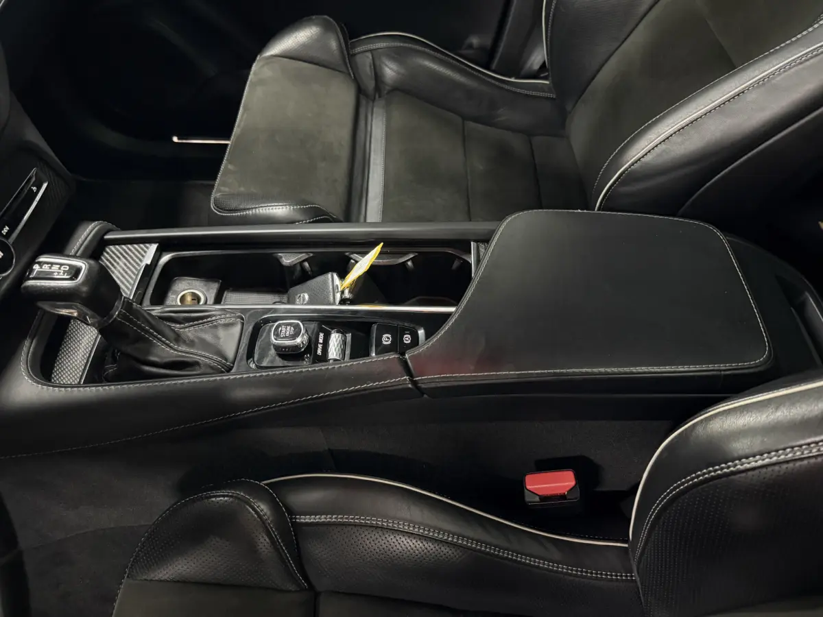 XC90 2.0 T5 AWD R-Design // Panodak // Caplay // sportstoelen met geheugen