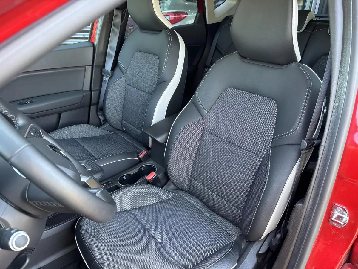 Captur 1.6 E-Tech Plug-in Hybrid 160 Intens Camera, P-sensoren voor, Navigatie, Apple/Android Auto