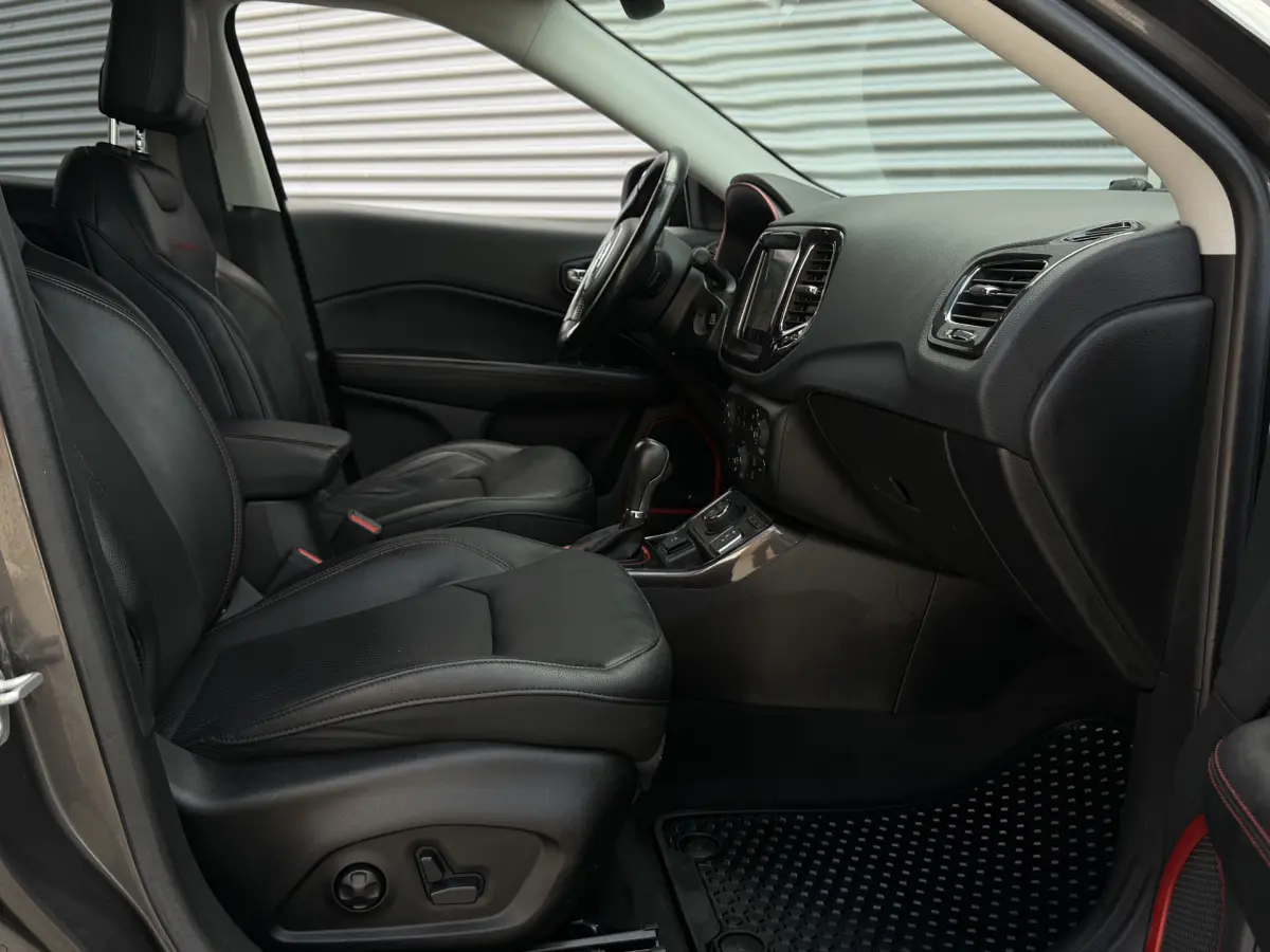 Compass 4xe 240 Plug-in Hybrid Electric Trailhawk I Aut. I Leder I Camera