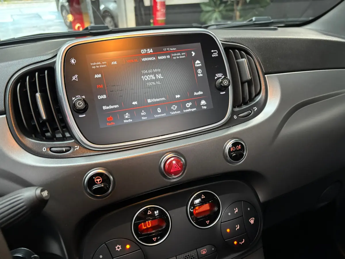 500C 1.0 Hybrid Rockstar / Carplay