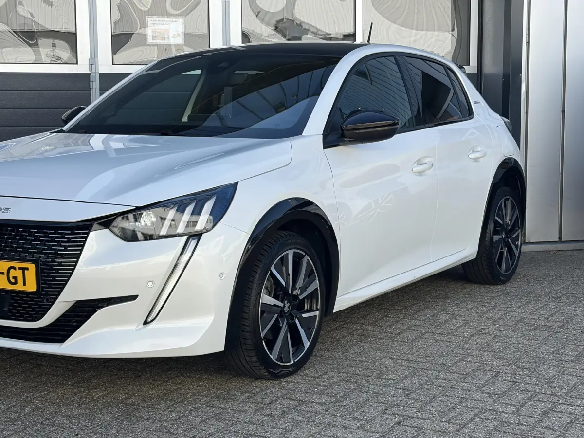 208 1.2 PureTech GT Line | Pano | Keyless | Cruise | Camera | Stoel verwarming |
