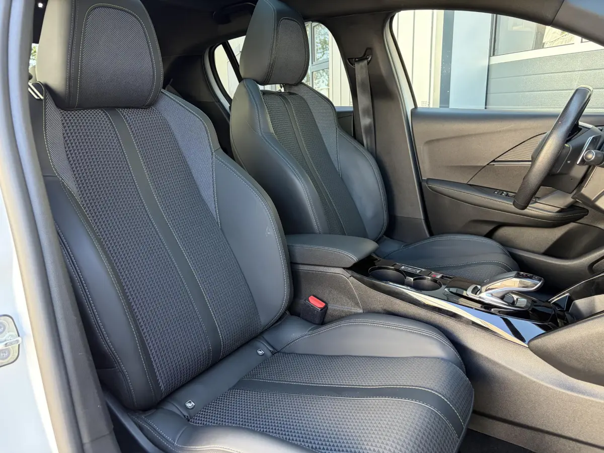 208 1.2 PureTech GT Line | Pano | Keyless | Cruise | Camera | Stoel verwarming |