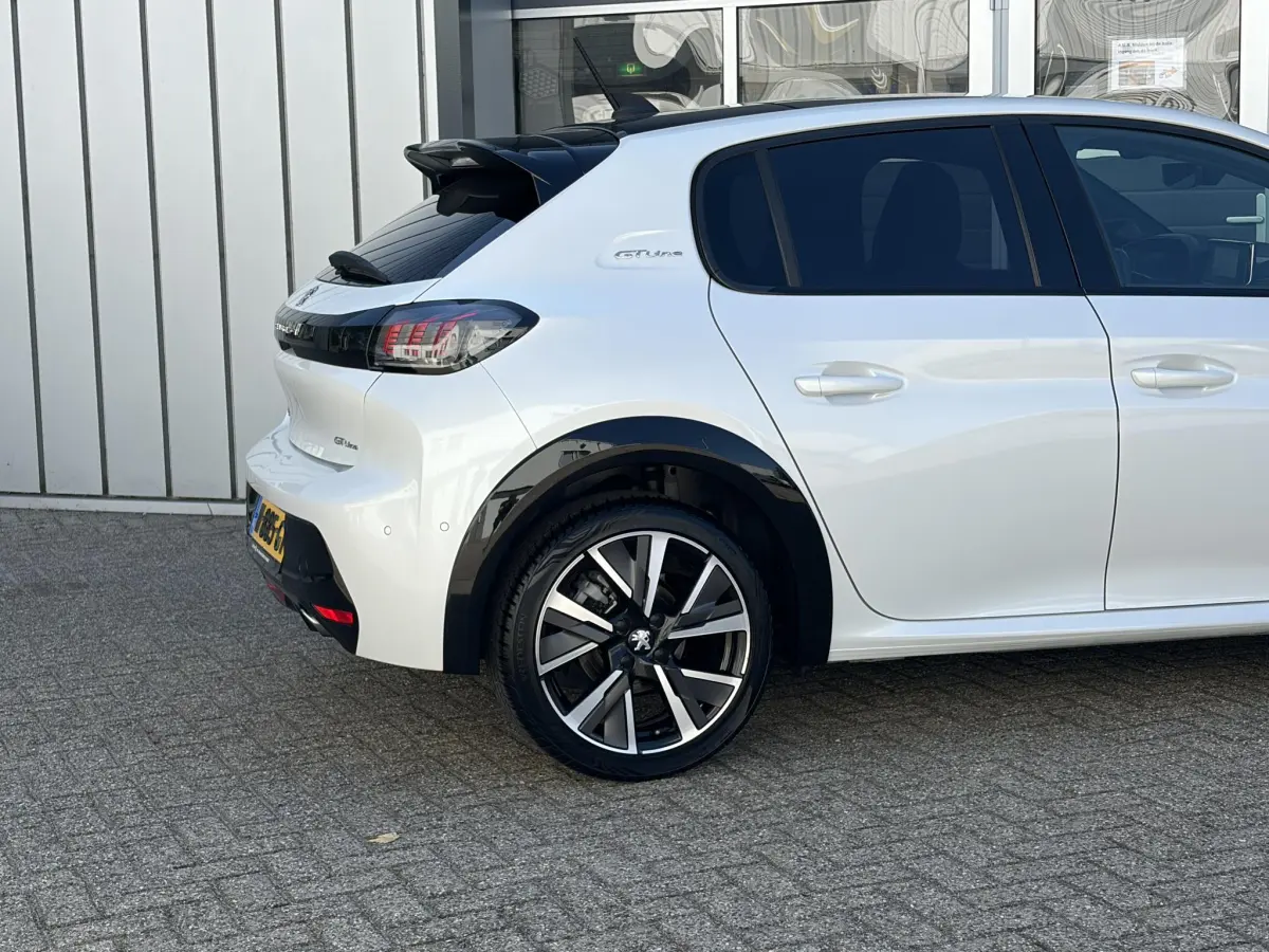 208 1.2 PureTech GT Line | Pano | Keyless | Cruise | Camera | Stoel verwarming |