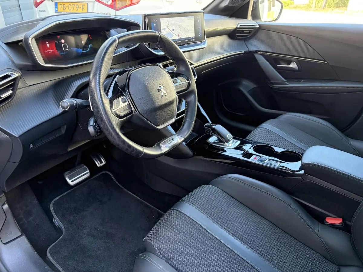 208 1.2 PureTech GT Line | Pano | Keyless | Cruise | Camera | Stoel verwarming |