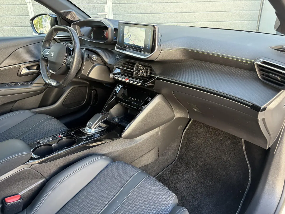 208 1.2 PureTech GT Line | Pano | Keyless | Cruise | Camera | Stoel verwarming |