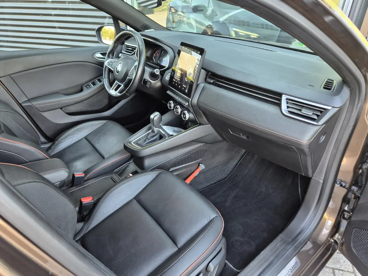 Clio 1.3 TCe 130 EDC AUTOMAAT Initiale Paris EXCLUSIEF Topmodel met o.a. Leer, Stoel- en Stuurverwarming,