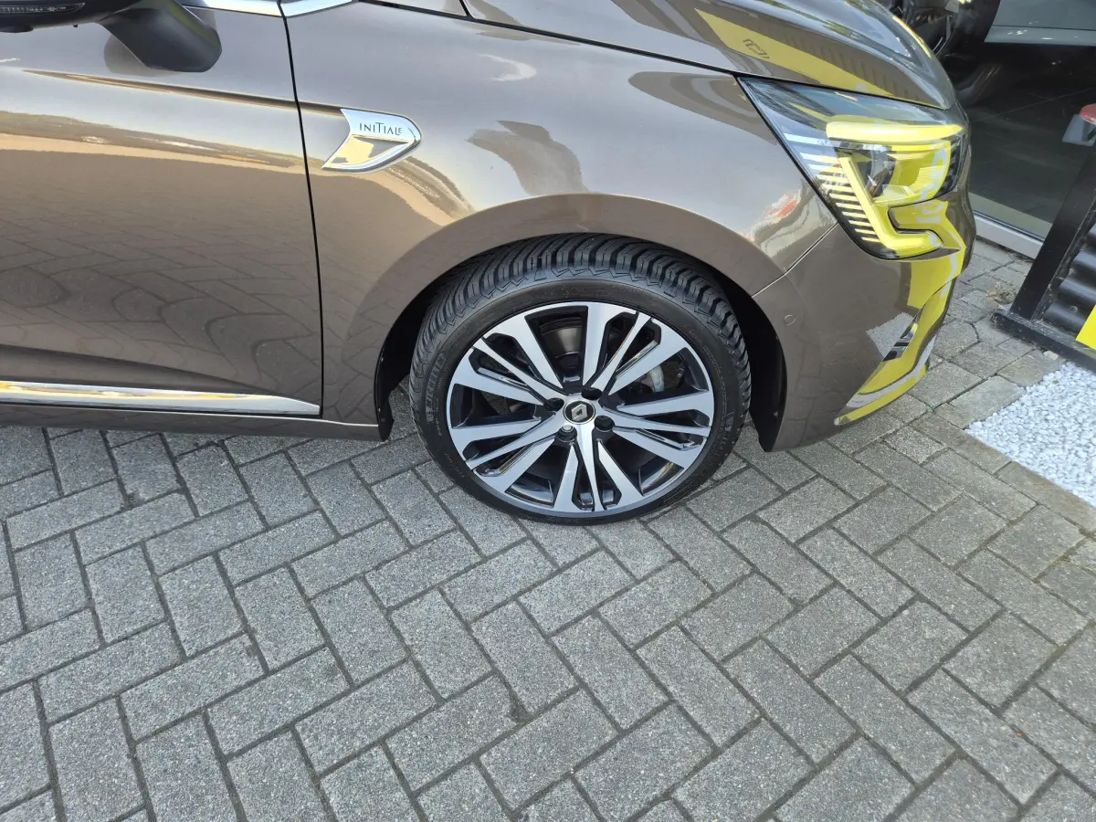 Clio 1.3 TCe 130 EDC AUTOMAAT Initiale Paris EXCLUSIEF Topmodel met o.a. Leer, Stoel- en Stuurverwarming,