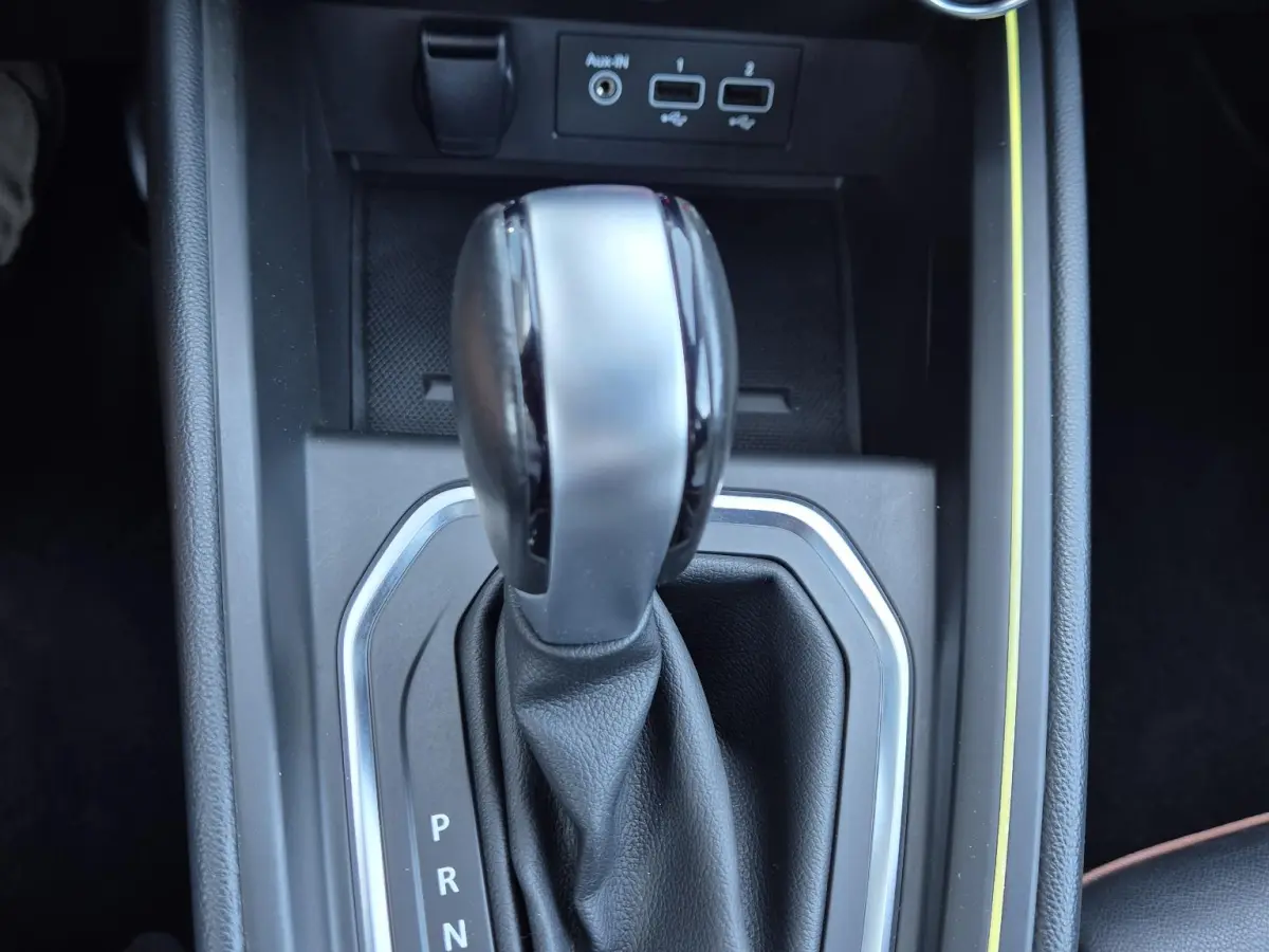 Clio 1.3 TCe 130 EDC AUTOMAAT Initiale Paris EXCLUSIEF Topmodel met o.a. Leer, Stoel- en Stuurverwarming,