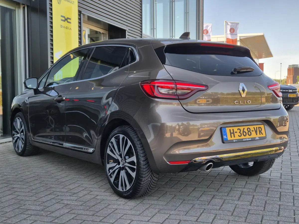 Clio 1.3 TCe 130 EDC AUTOMAAT Initiale Paris EXCLUSIEF Topmodel met o.a. Leer, Stoel- en Stuurverwarming,