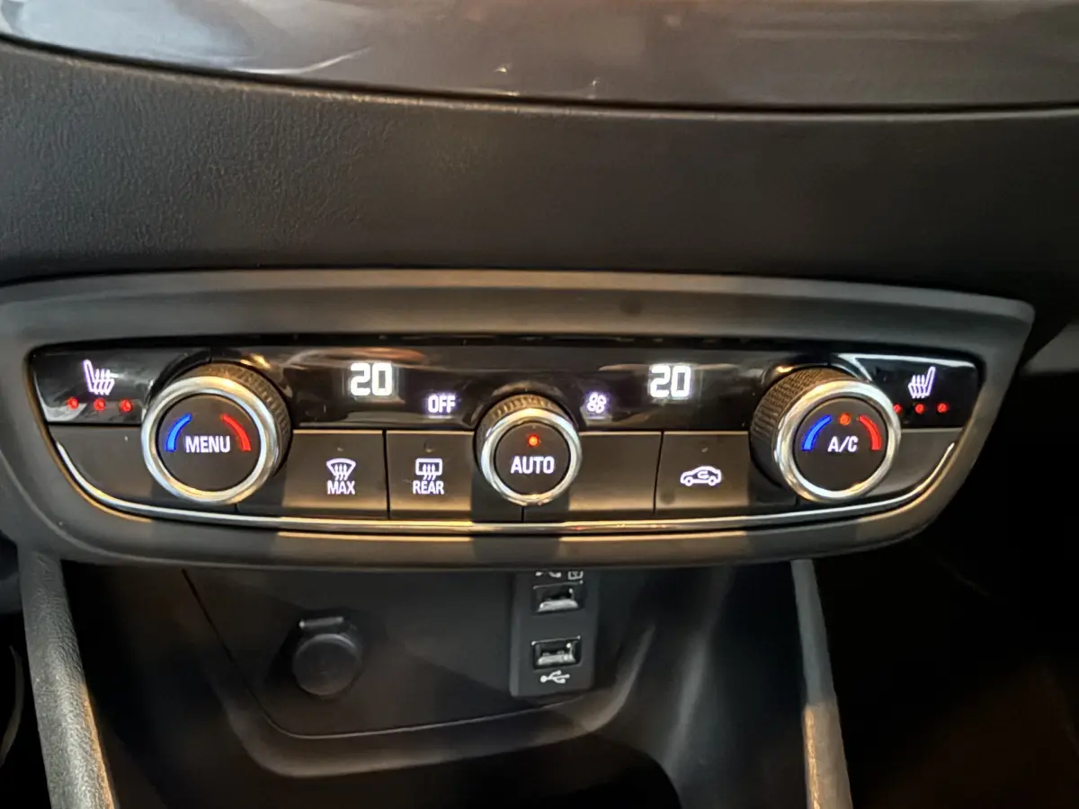 Crossland X 1.2 Turbo Online Edition // Autom. // Carplay // stoelverw.