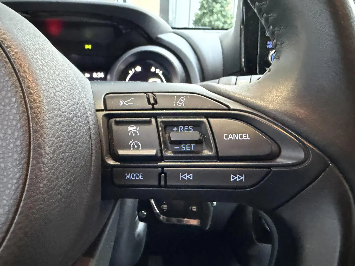 Yaris 1.5-l-VVT-i Hybrid CVT Luxe | LED | Parkeer sensoren | Camera | Dodehoek |