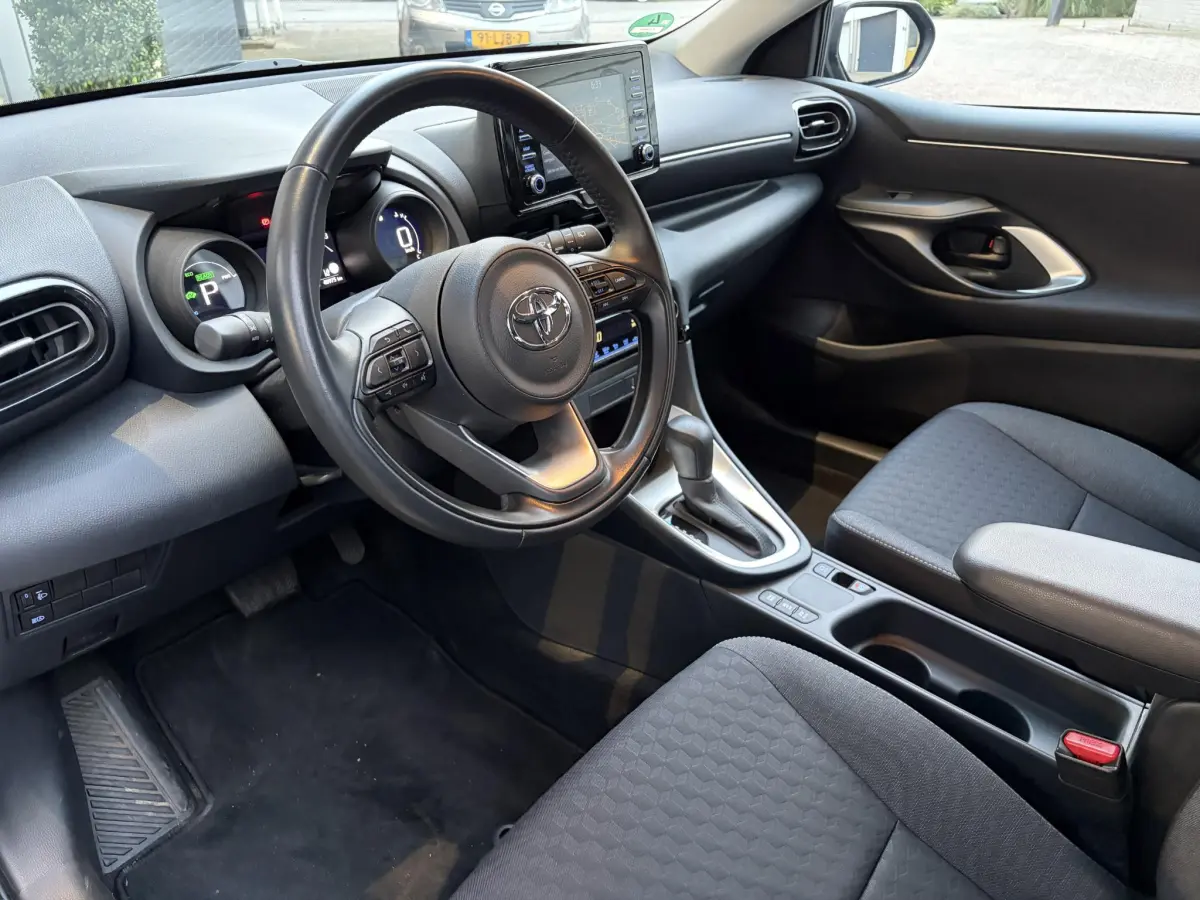 Yaris 1.5-l-VVT-i Hybrid CVT Luxe | LED | Parkeer sensoren | Camera | Dodehoek |