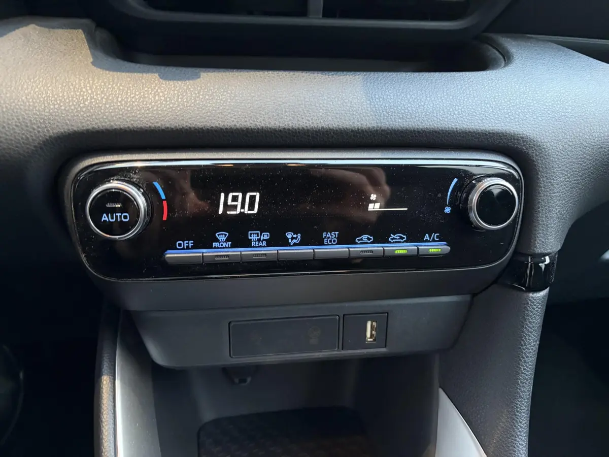 Yaris 1.5-l-VVT-i Hybrid CVT Luxe | LED | Parkeer sensoren | Camera | Dodehoek |