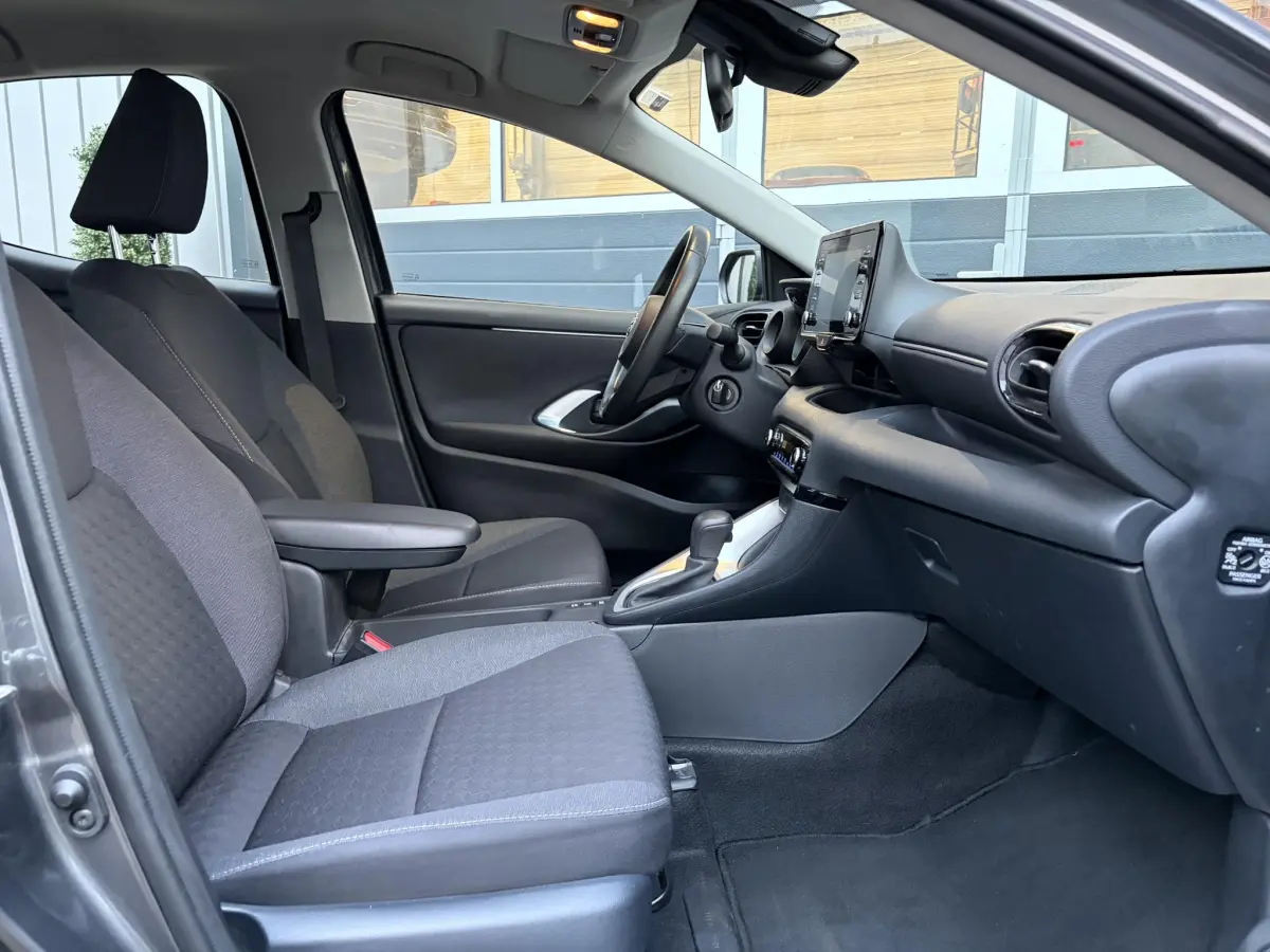 Yaris 1.5-l-VVT-i Hybrid CVT Luxe | LED | Parkeer sensoren | Camera | Dodehoek |